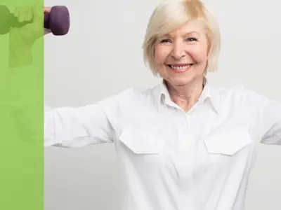 woman lifting small weights